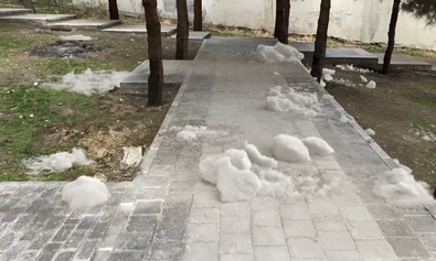 Snowballs Falling!